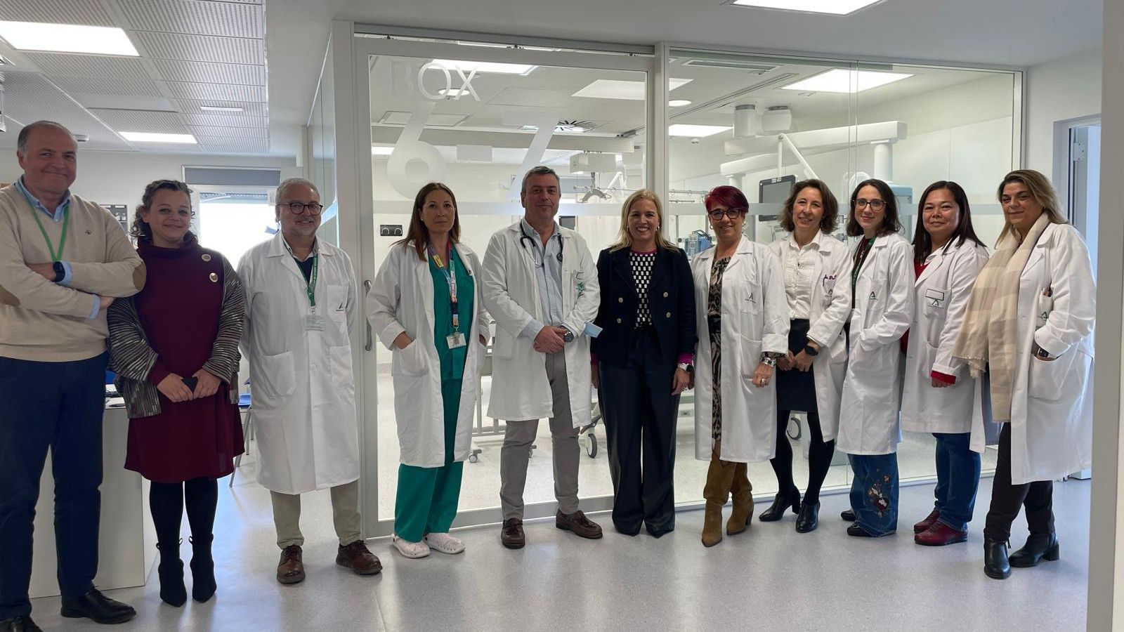 Eva Parajes visita la nueva zona de UCI del Hospital de Jerez.