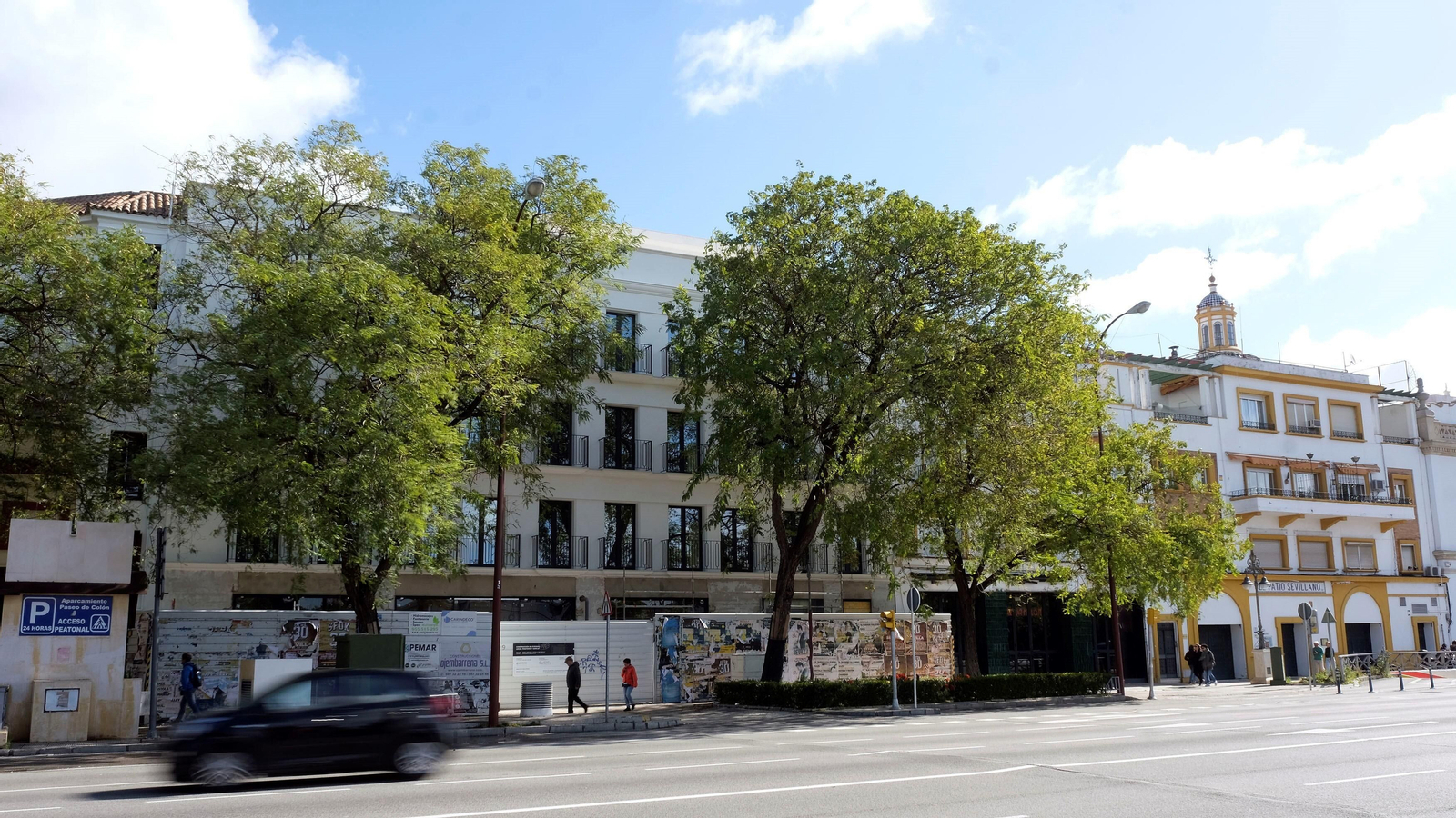 Vista de las viviendas del Paseo Colón. A la derecha, el edificio que se convertirá en apartamentos turísticos.