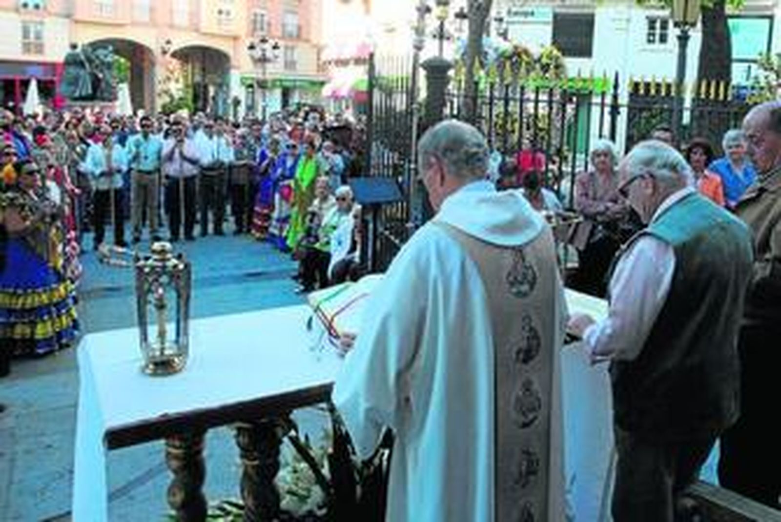Un momento de la misa de romeros celebrada en el exterior del santuario de la Inmaculada.