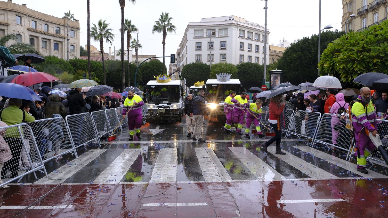 Fotografías de la cabalgata de los Reyes Magos pasada por agua en Almería