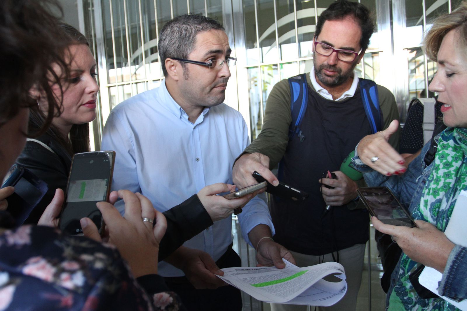 La prensa fotografía el auto del TSJA, que Aníbal Domínguez sostiene en las manos.