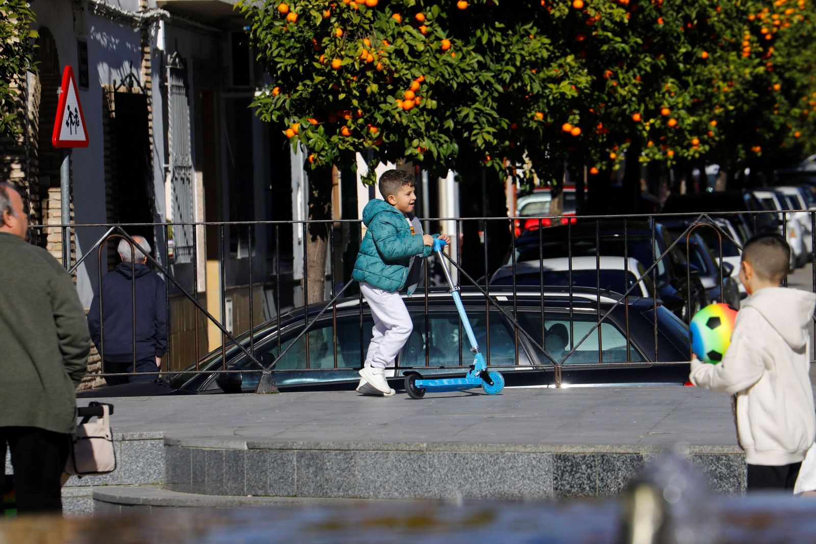 Los niños de Córdoba disfrutan de sus regalos de Reyes, en imágenes
