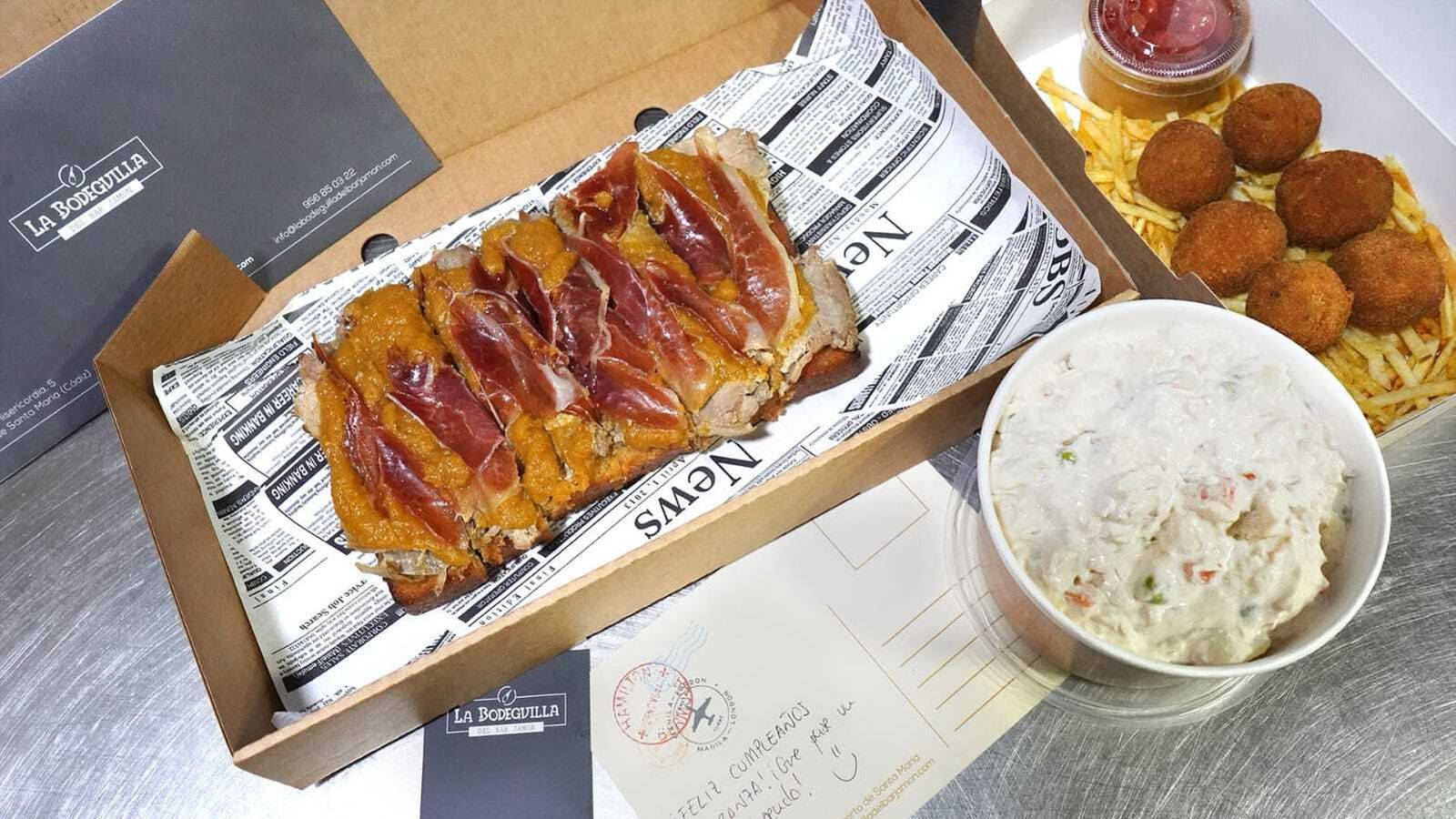 imagen del pan de la casa, croquetas y ensaladilla de la Bodeguilla del Bar Jamón.