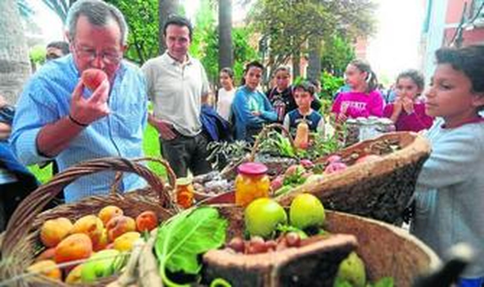 Alumnos del CEIP Hermano Arellano, de Galaroza, muestran una selección de los productos que se cultivan en los campos del municipio.