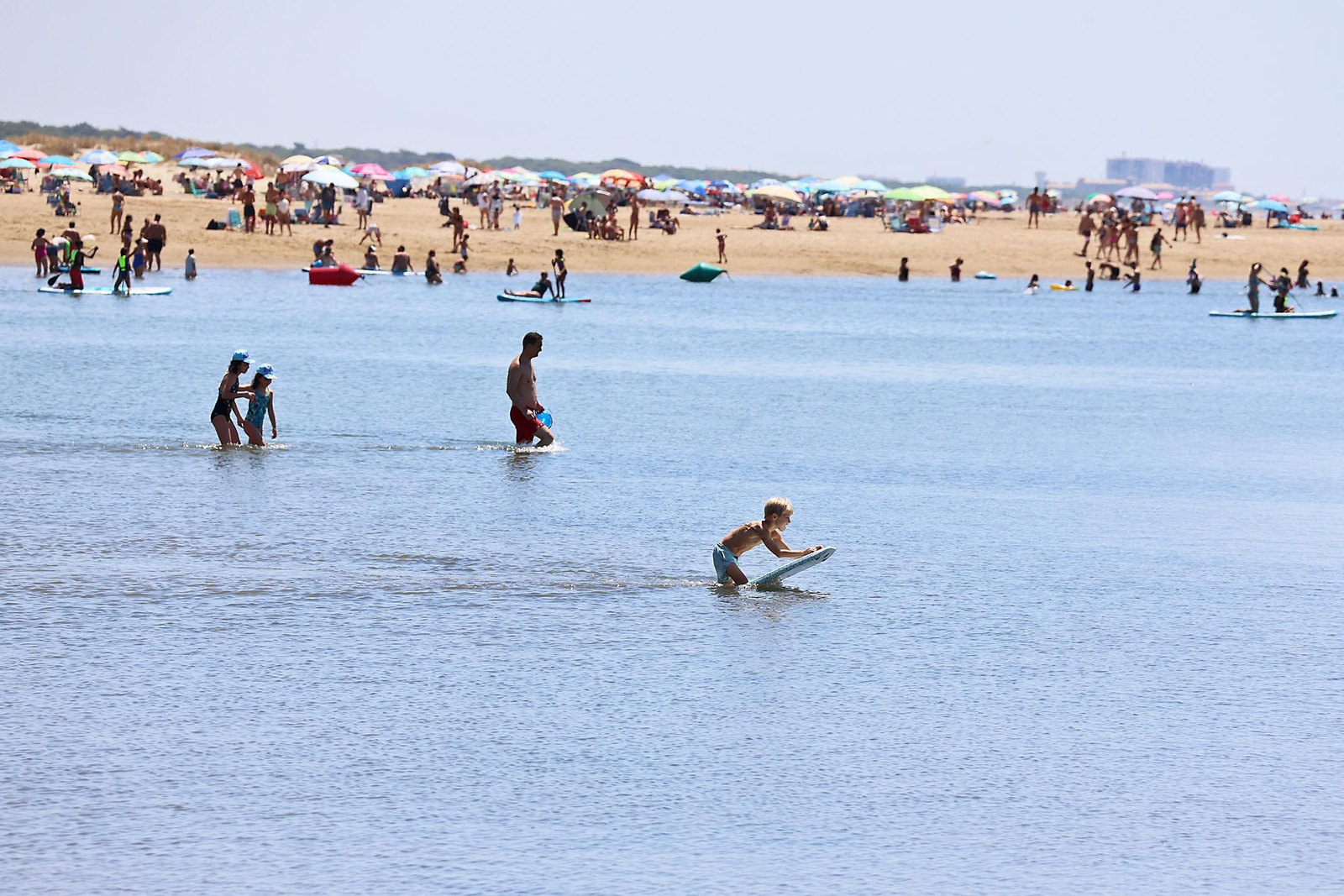 Ambiente en las playas de Huelva en la mañana de domingo