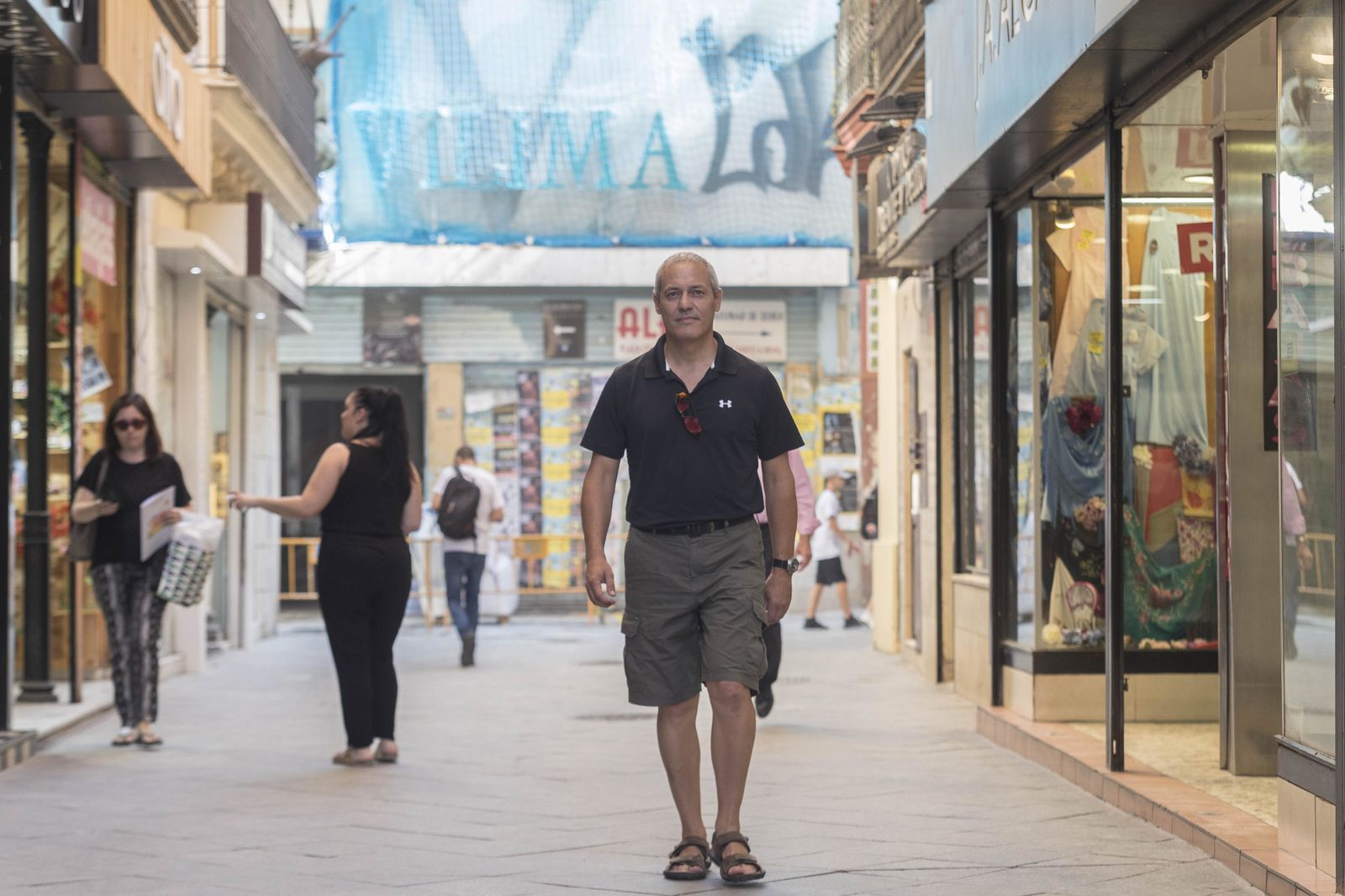 Juan Carlos del Toro, por la calle Lineros, con Vilima al fondo.