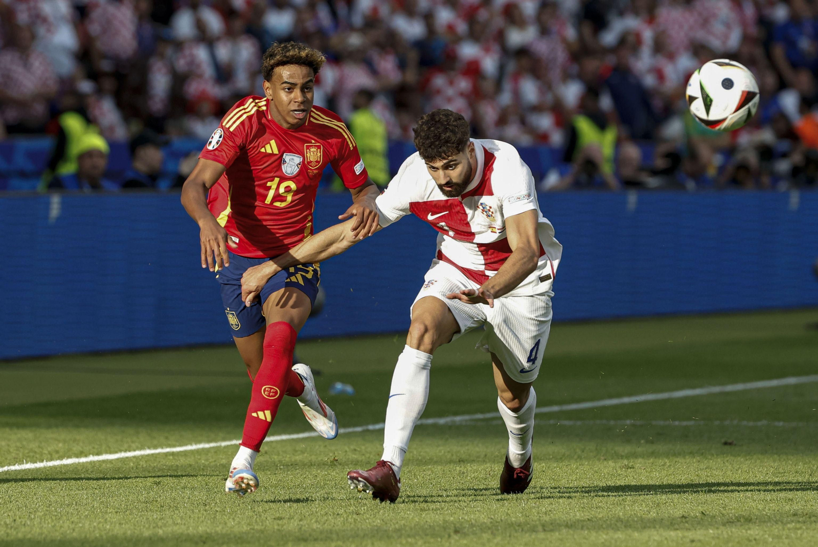 Yamal hace sufrir a su par, el lateral del Manchester City Gvardiol.