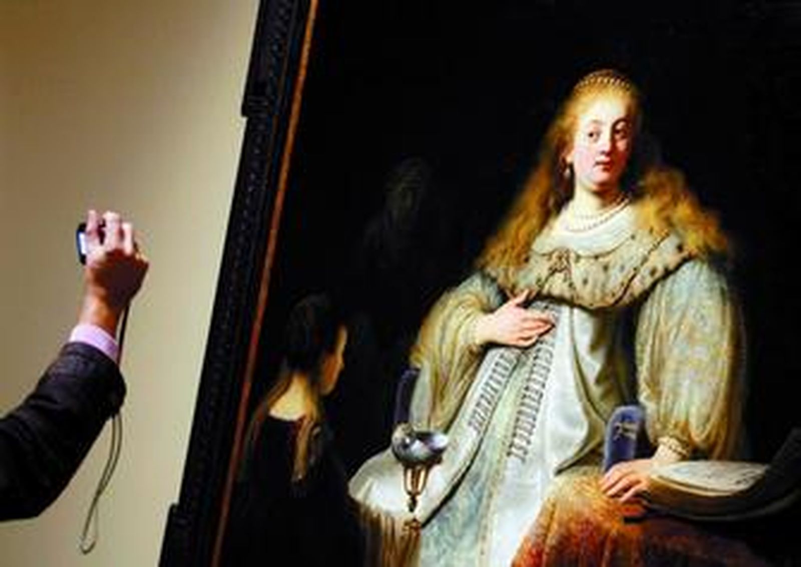 Un reportero toma una fotografía del cuadro 'Artemisa o Judit en el banquete de Holofernes', expuesta en el Museo del Prado.