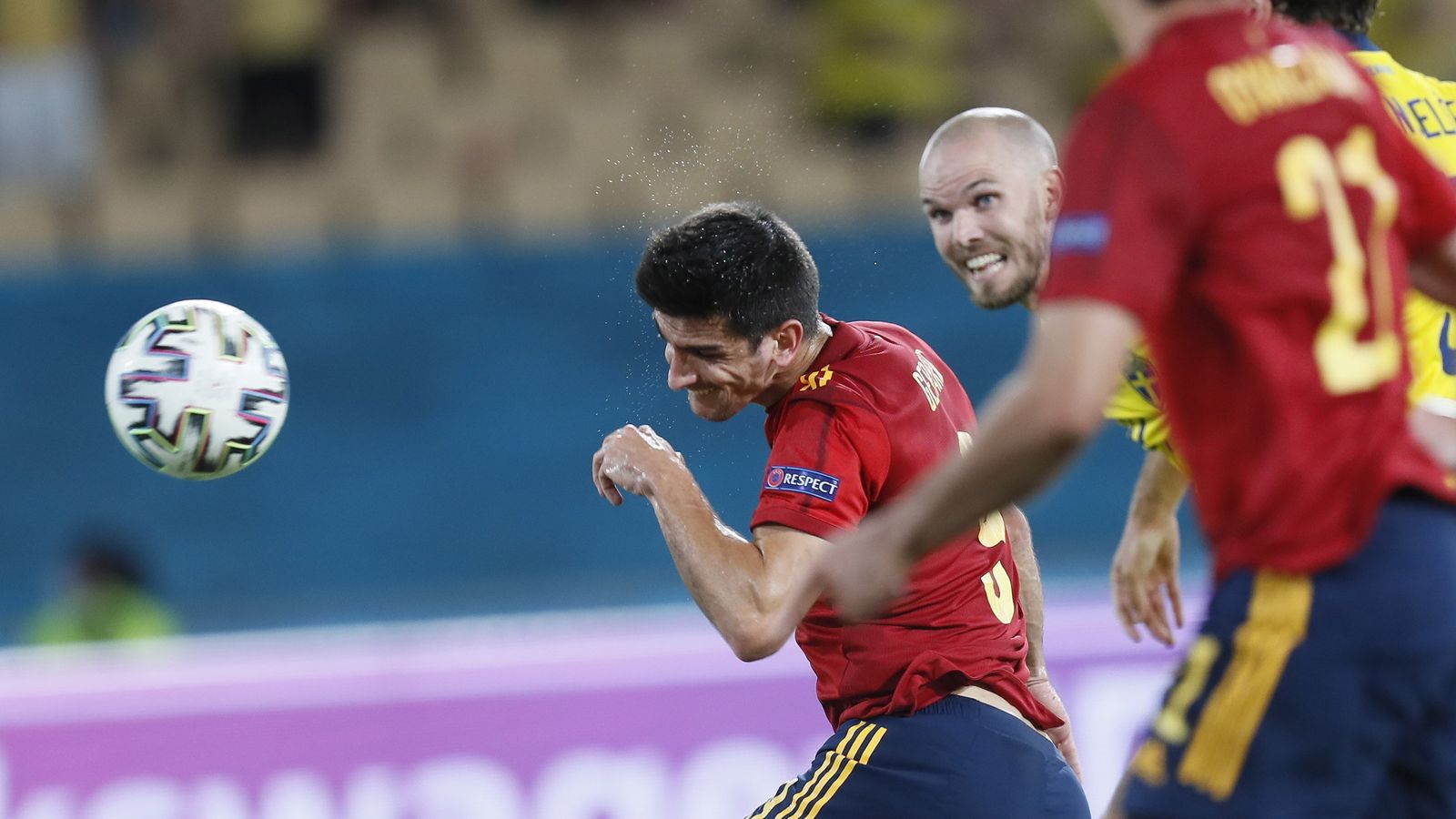 Gerard Moreno cabecea en el minuto 90 un balón que detuvo Olsen.