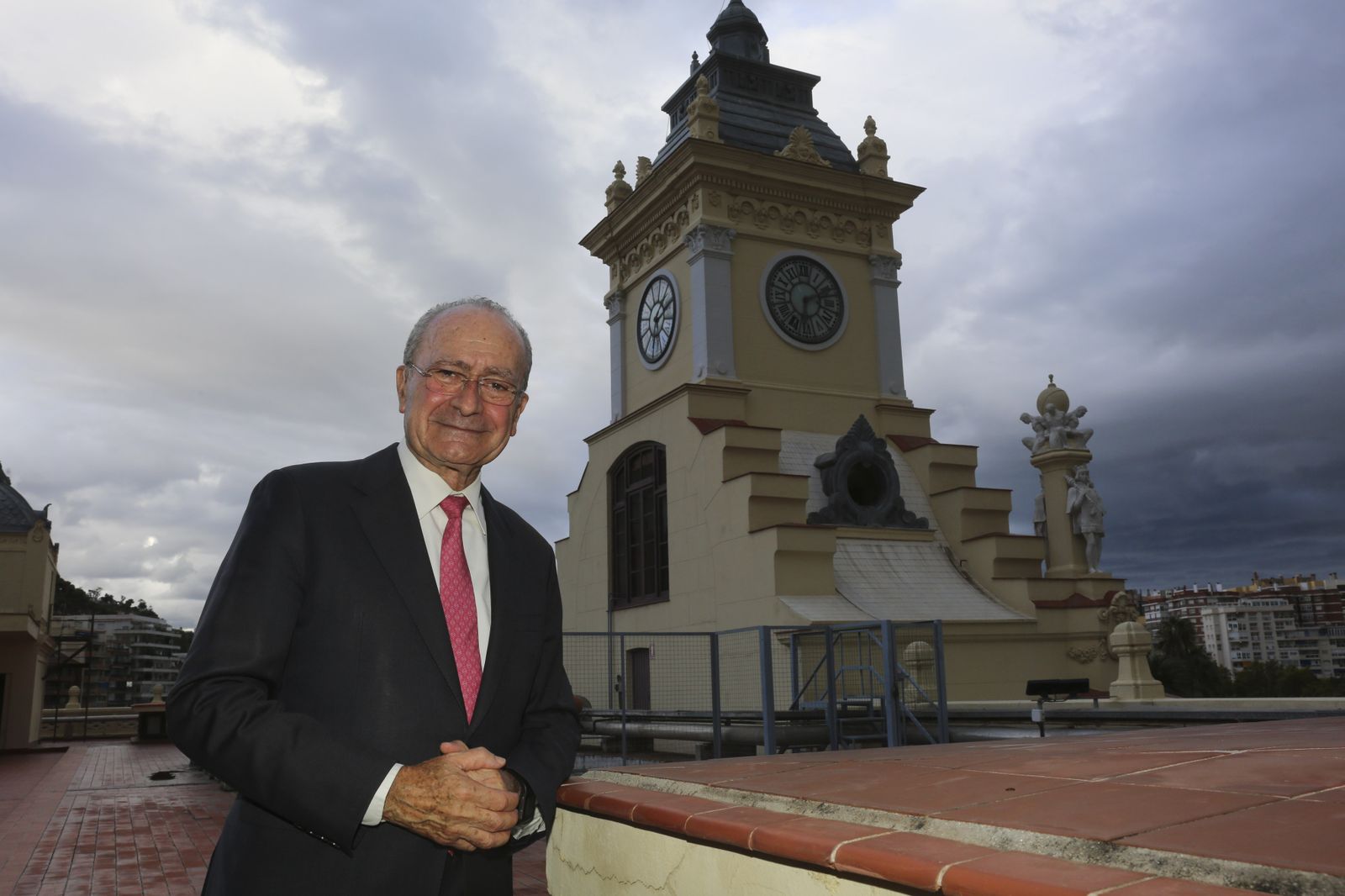 Francisco de la Torre posa junto al reloj de la Casona del Parque.
