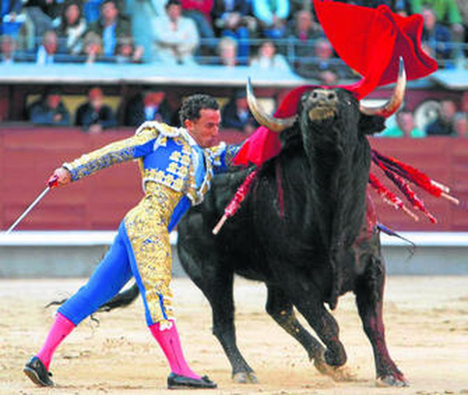 Rafaelillo se agiganta con el valor de siempre y con arte