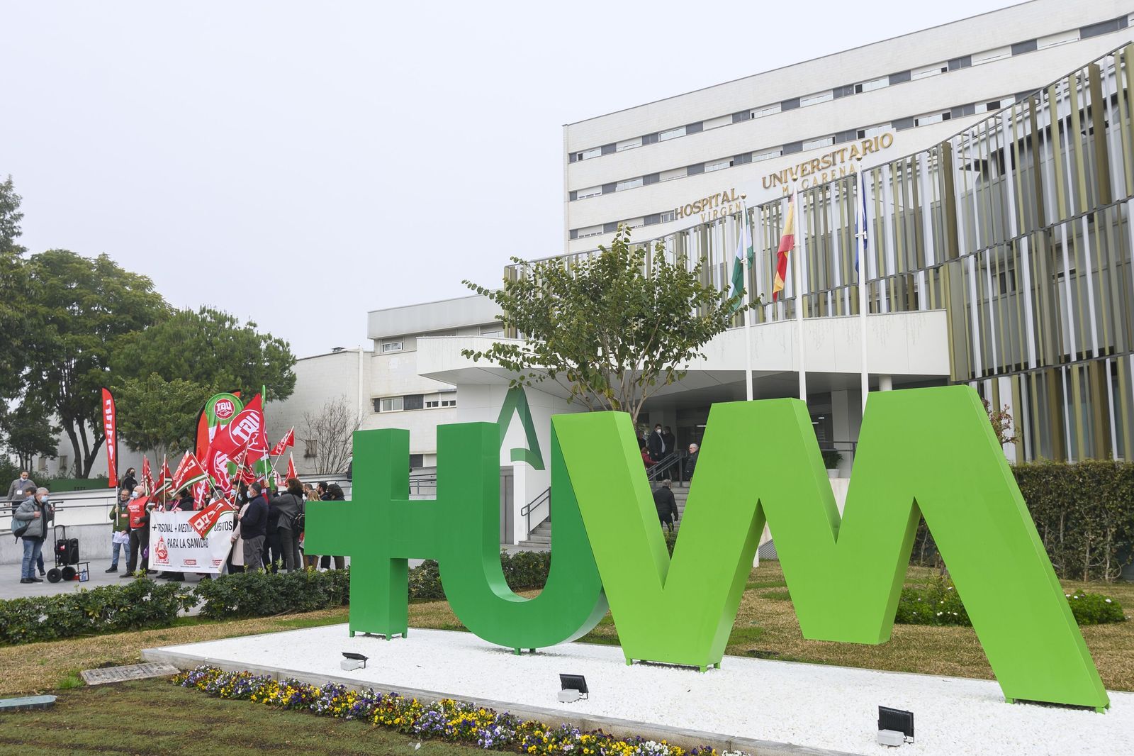 Una protesta sanitaria a las puertas del Hospital Universitario Virgen Macarena.