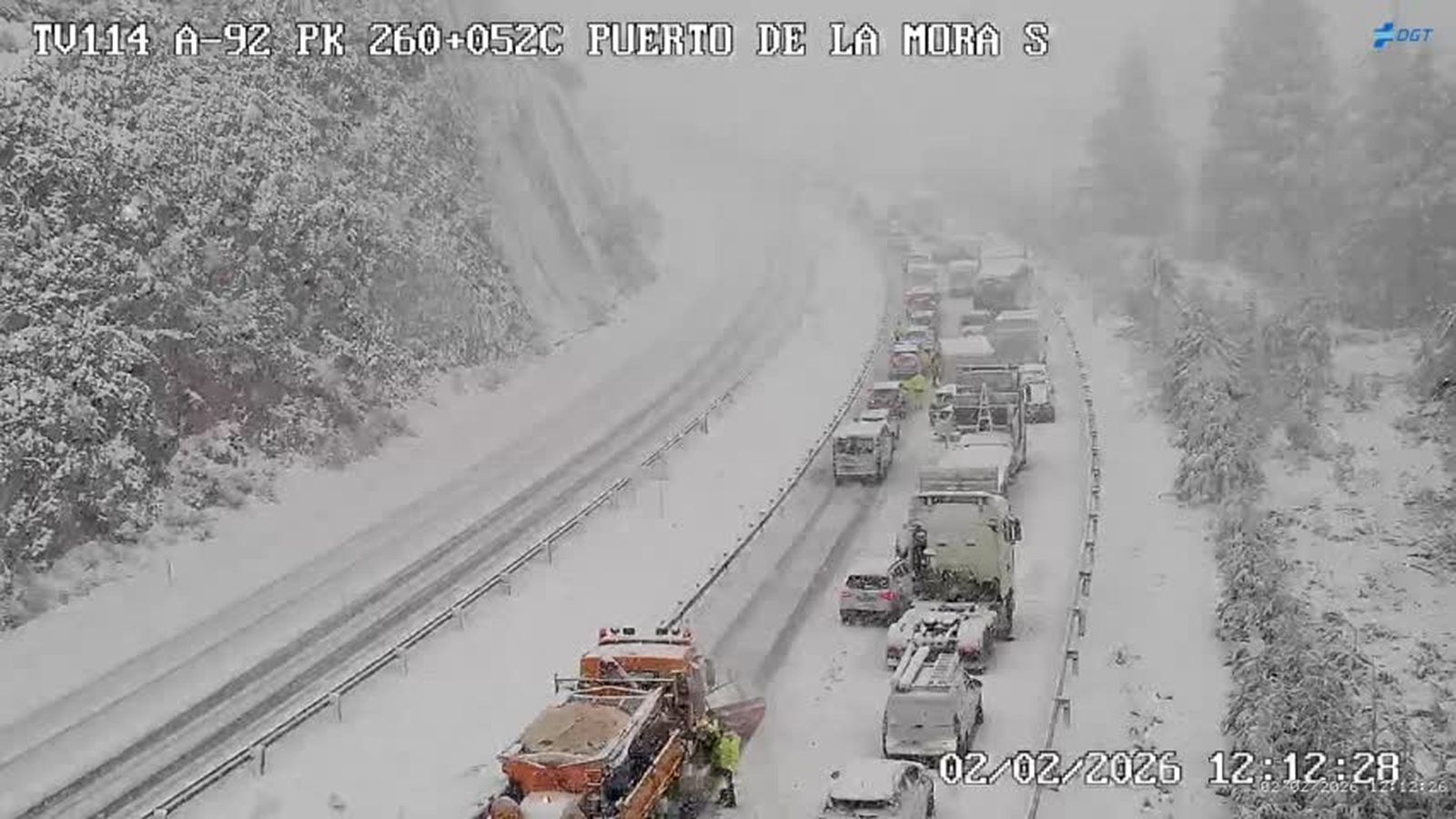 Quitanieves en el Puerto de la Mora poco después de las doce.