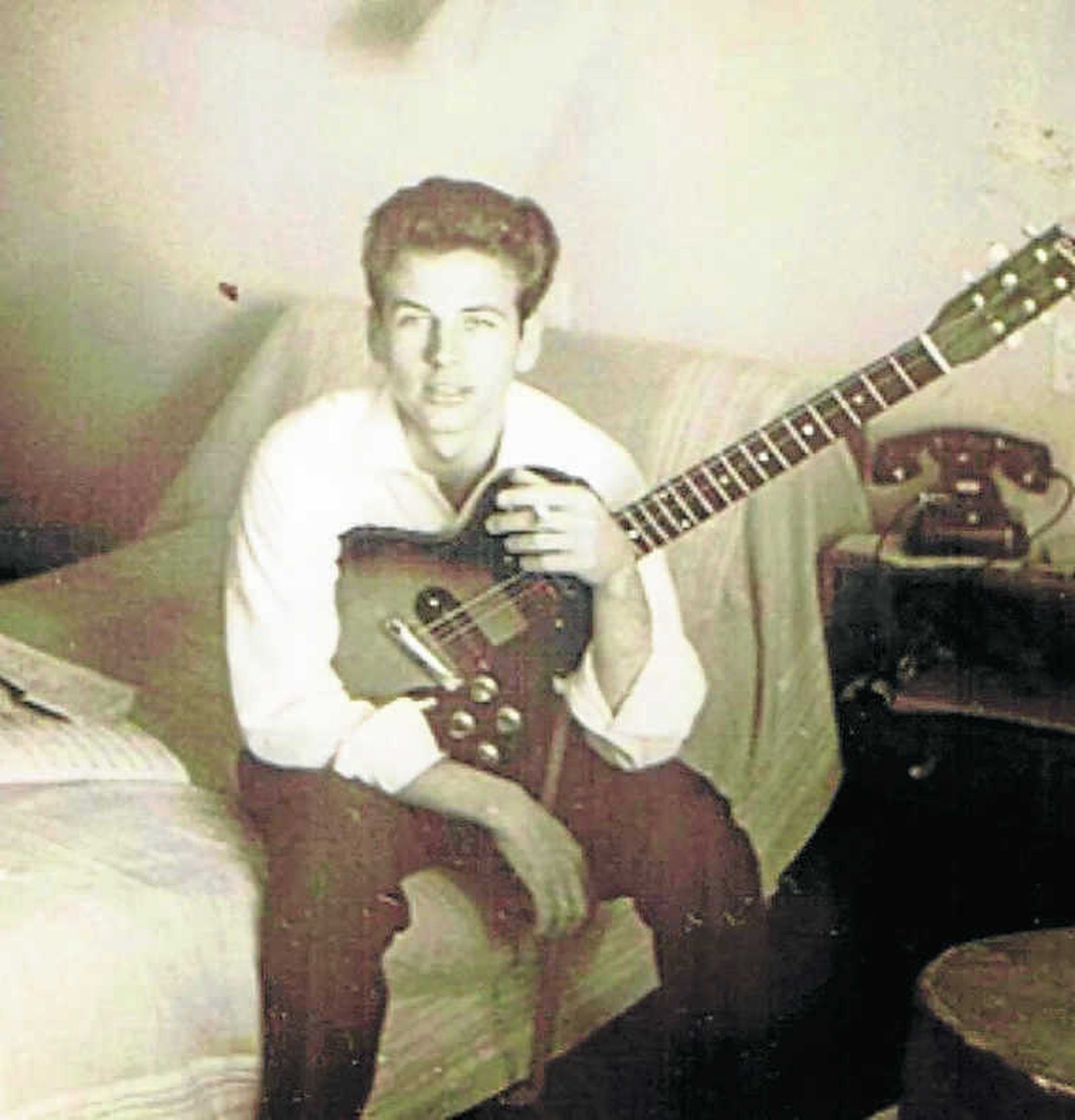 1. Un joven Enrique Lozano con su Gibson Melody Maker, la primera guitarra eléctrica que llegó a Málaga. 2. Imagen de Lozano que sirvió de portada para su biografía, 'A la búsqueda de una identidad'. 3. Un cartel de Los Íberos de finales de los 60. 4. El músico dejó su huella en el Teatro Cervantes en 2011, antes del homenaje organizado por Javier Ojeda. 5. Una imagen promocional de Los Íberos, con sus cuatro miembros.