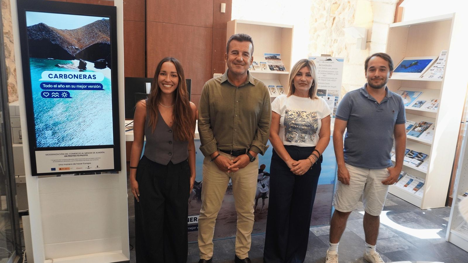 Alcalde y concejala con técnicos en la Oficina de Turismo.