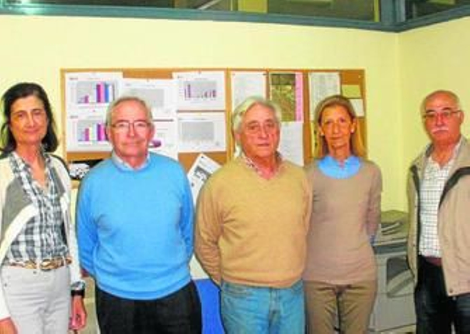 La nueva junta directiva de la asociación Nueva Bahía, cuya sede está situada en la calle Cruces.