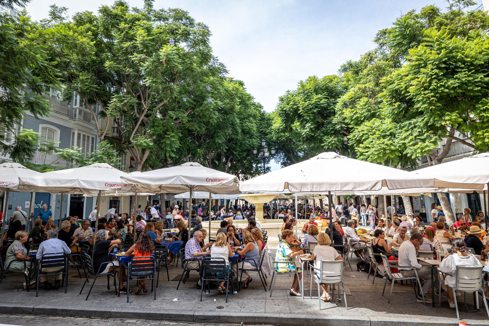 Búscate en SailGP Cádiz: La ciudad disfruta del ambiente del domingo con las actividades, las carreras y los bares