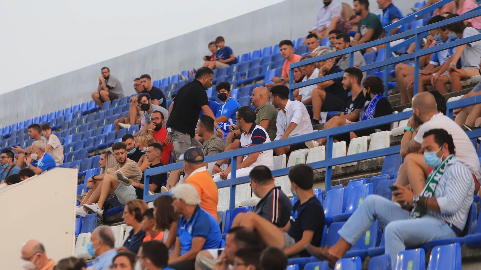 Fajardo fue expulsado y siguió el partido desde la grada junto a Verdú y José Luis Mateos.