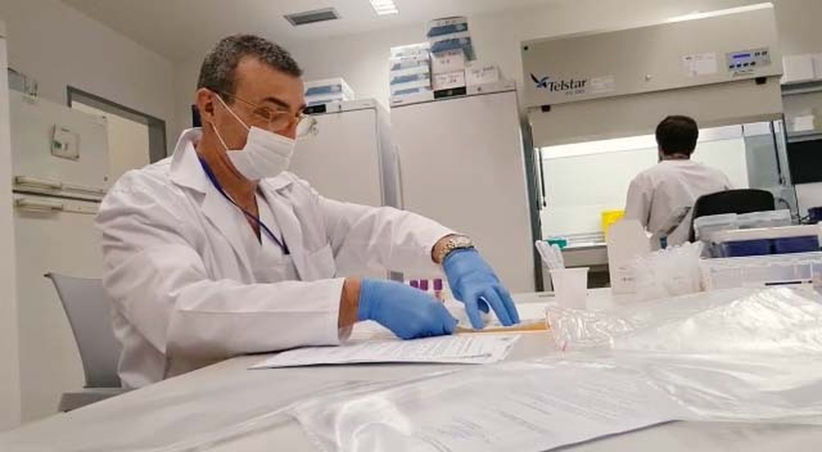 "4:19 am. Última PCR informada de las casi 3.500 de ayer": La saturación de los laboratorios del Clínico de Granada en la sexta ola Covid