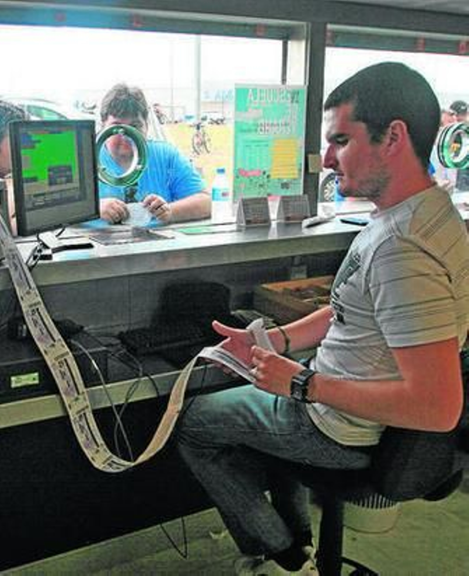 Un empleado del club dispensa entradas a un aficionado.