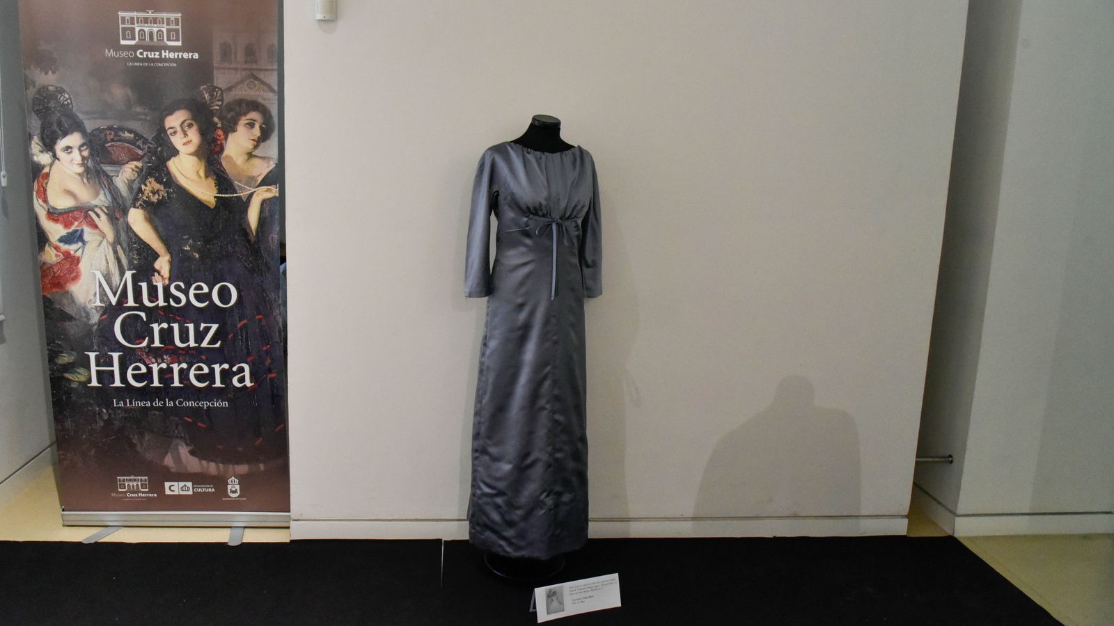 Exposición ' Vísteme: de la Alta Costura al Arte, 90 años de historia de la moda' en el Museo Cruz Herrera