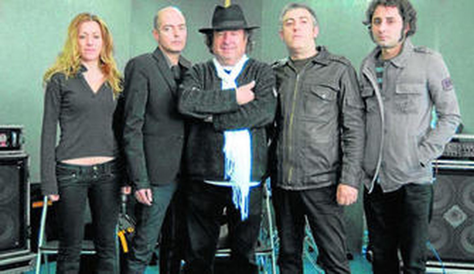 Morente, en el centro, con Lorena Enjuto, Antonio Arias, Eric Jiménez y Víctor Lapido, integrantes de Lagartija Nick, en una imagen de 1996.