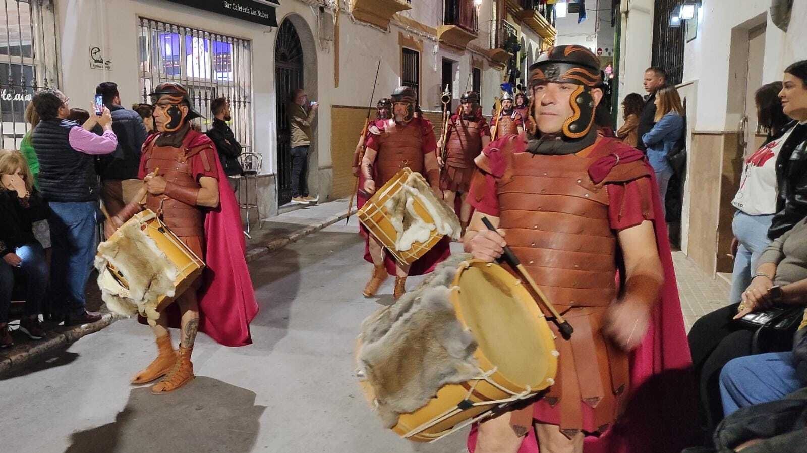 Miércoles Santo en Iznájar: La colorida procesión del Cristo Amarrado a la Columna, en imágenes