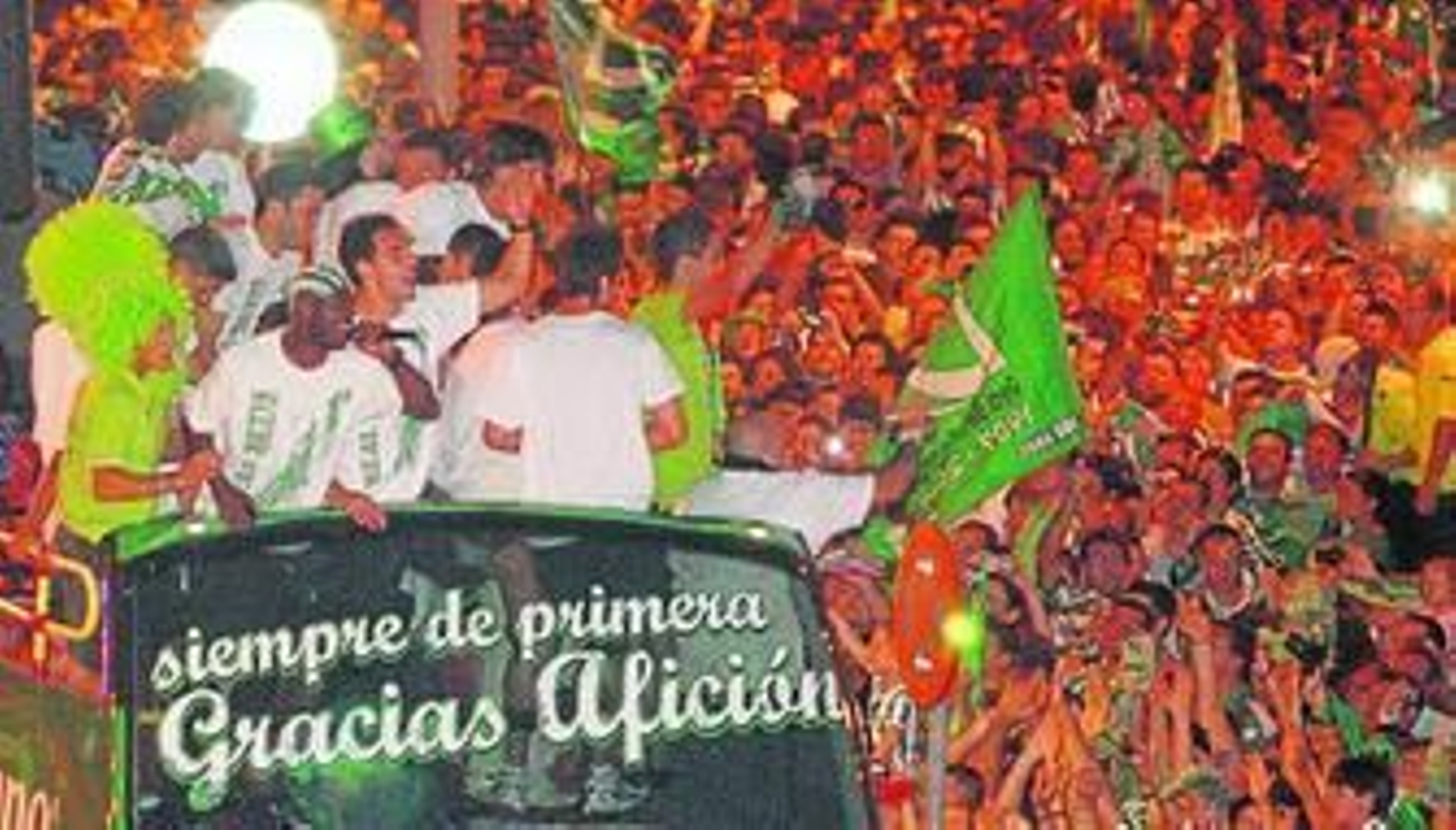 Emana canta por el micrófono en un autobús rodeado de béticos a la salida de Santa Justa.