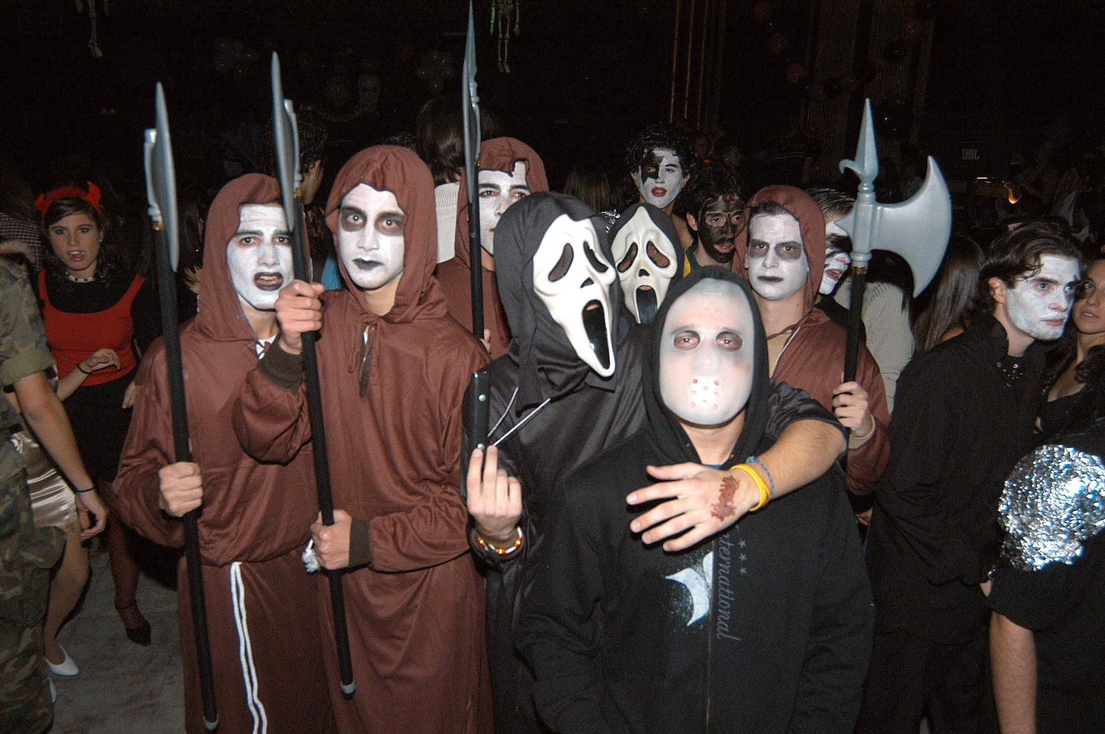 Jóvenes celebran disfrazados la noche de Halloween.