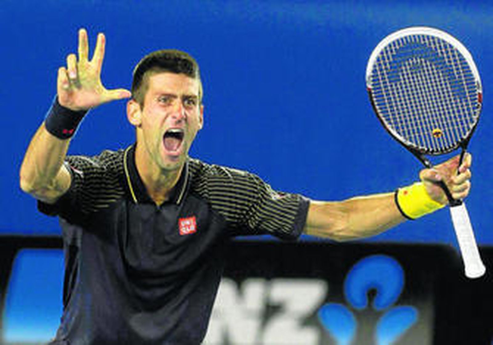 Novak Djokovic festeja indicando el número tres con la mano el triunfo en la final de Melbourne ante Andy Murray.
