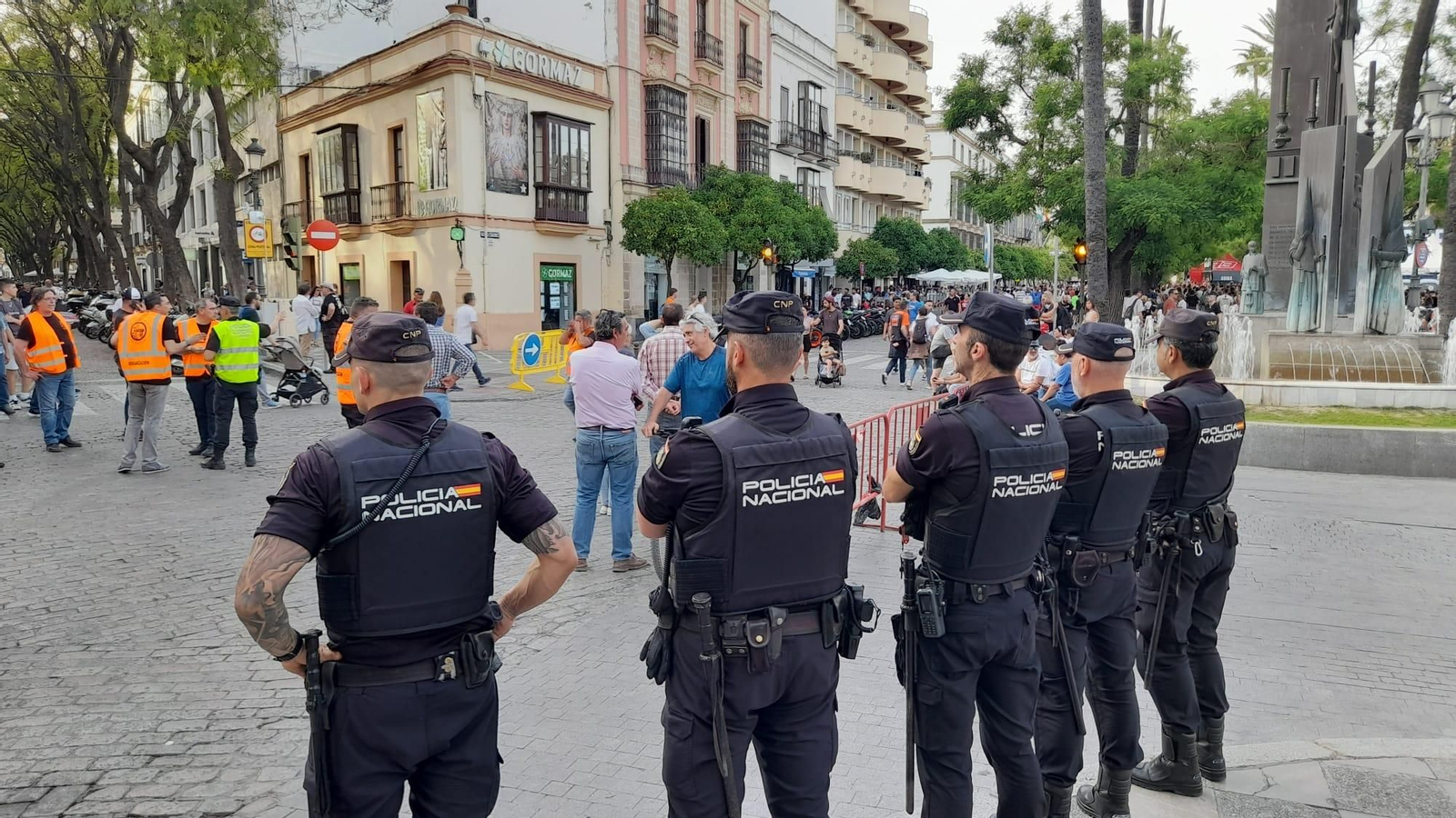 Agentes de la Policía Nacional patrullando en el centro de la ciudad.