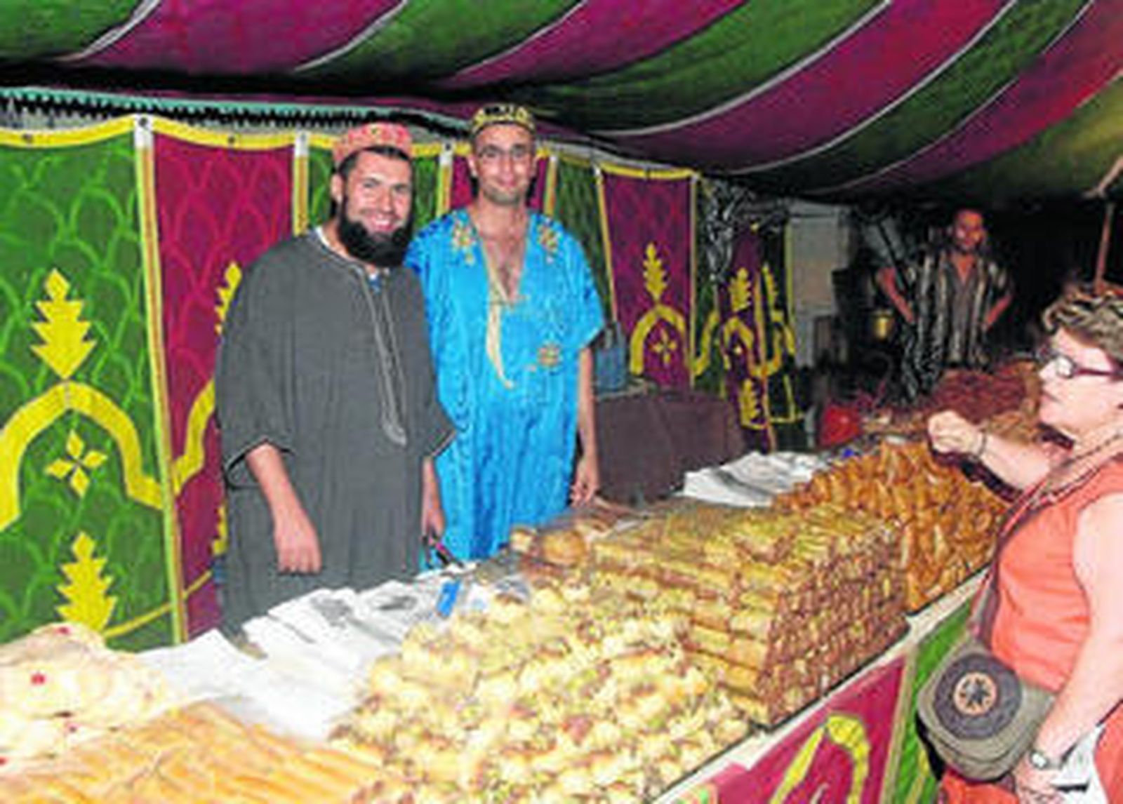 El puesto más dulce del mercado medieval es la jaima donde se venden dulces árabes.