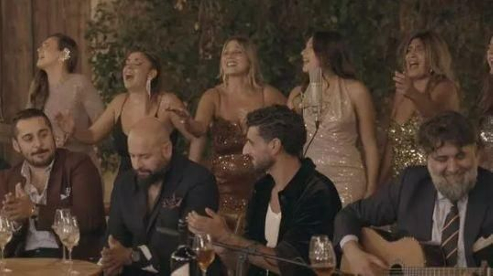 Una imagen de la grabación en Sánchez Romate del nuevo single del grupo. Una imagen de la grabación en Sánchez Romate del nuevo single del grupo.
