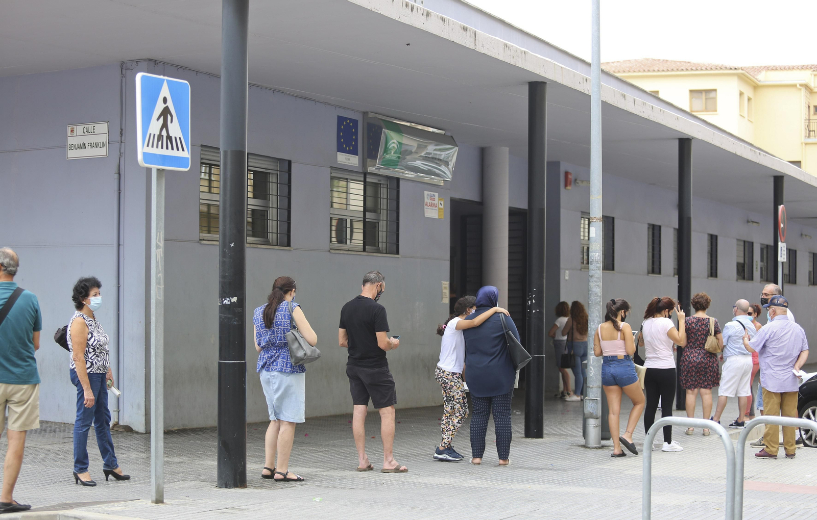 Colas ante el centro de salud de Tiro Pichón.