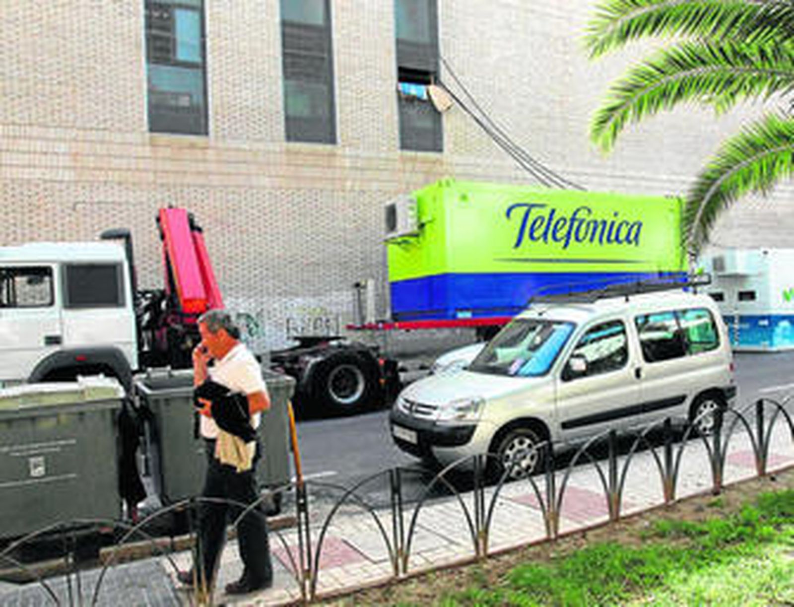 Los operarios continuaban trabajando, ayer, en la central de Movistar que se incendió el pasado viernes.