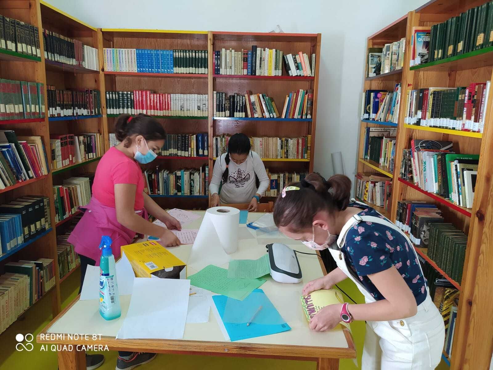 Escolares trabajando en la biblioteca de Campofrío.