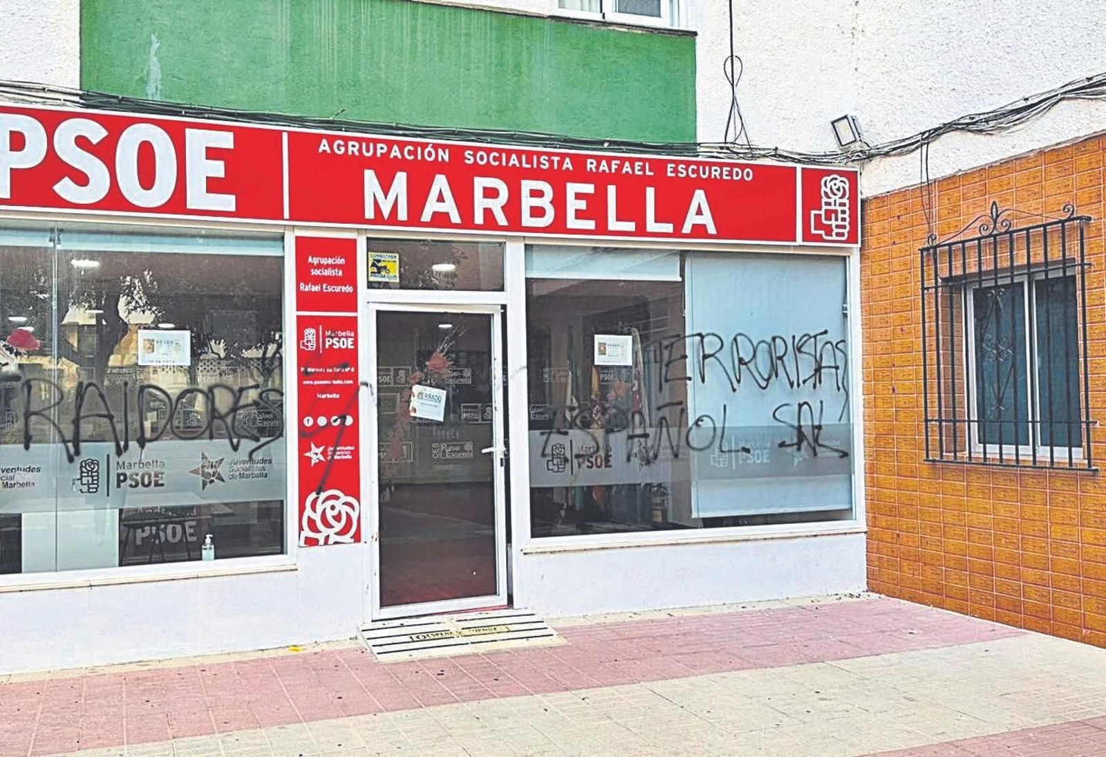 Estado de la agrupación del PSOE de Marbella tras los ataques sufridos el pasado lunes.