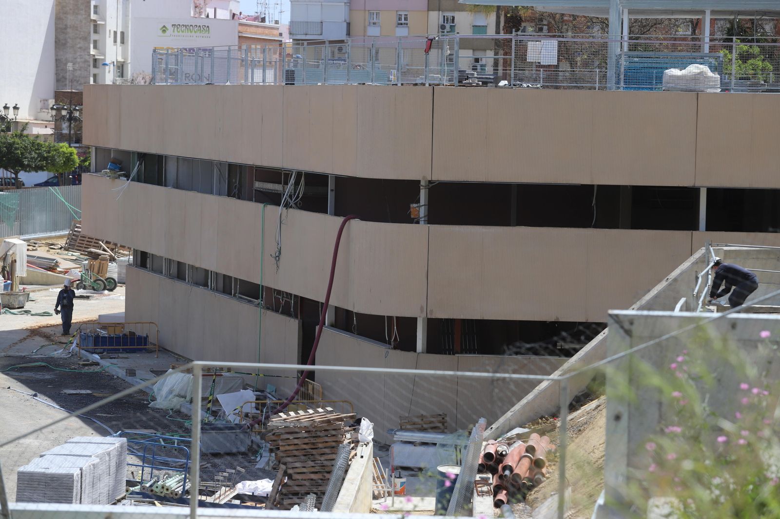 Obreros en el centro de salud de Isla Chica.