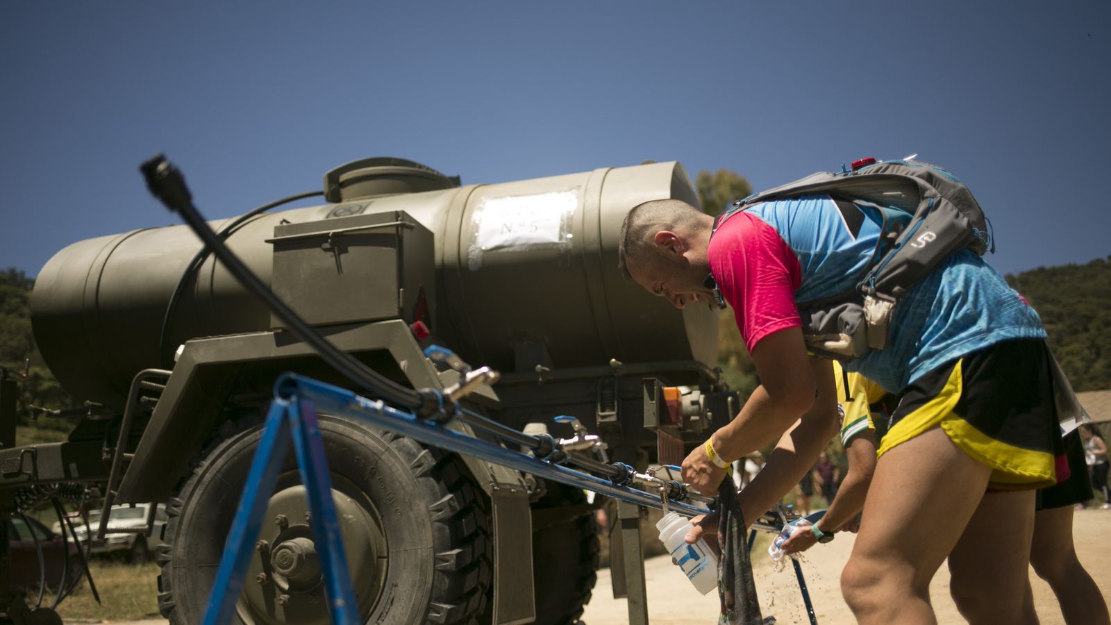 Remolque aljibe situado en el recorrido.