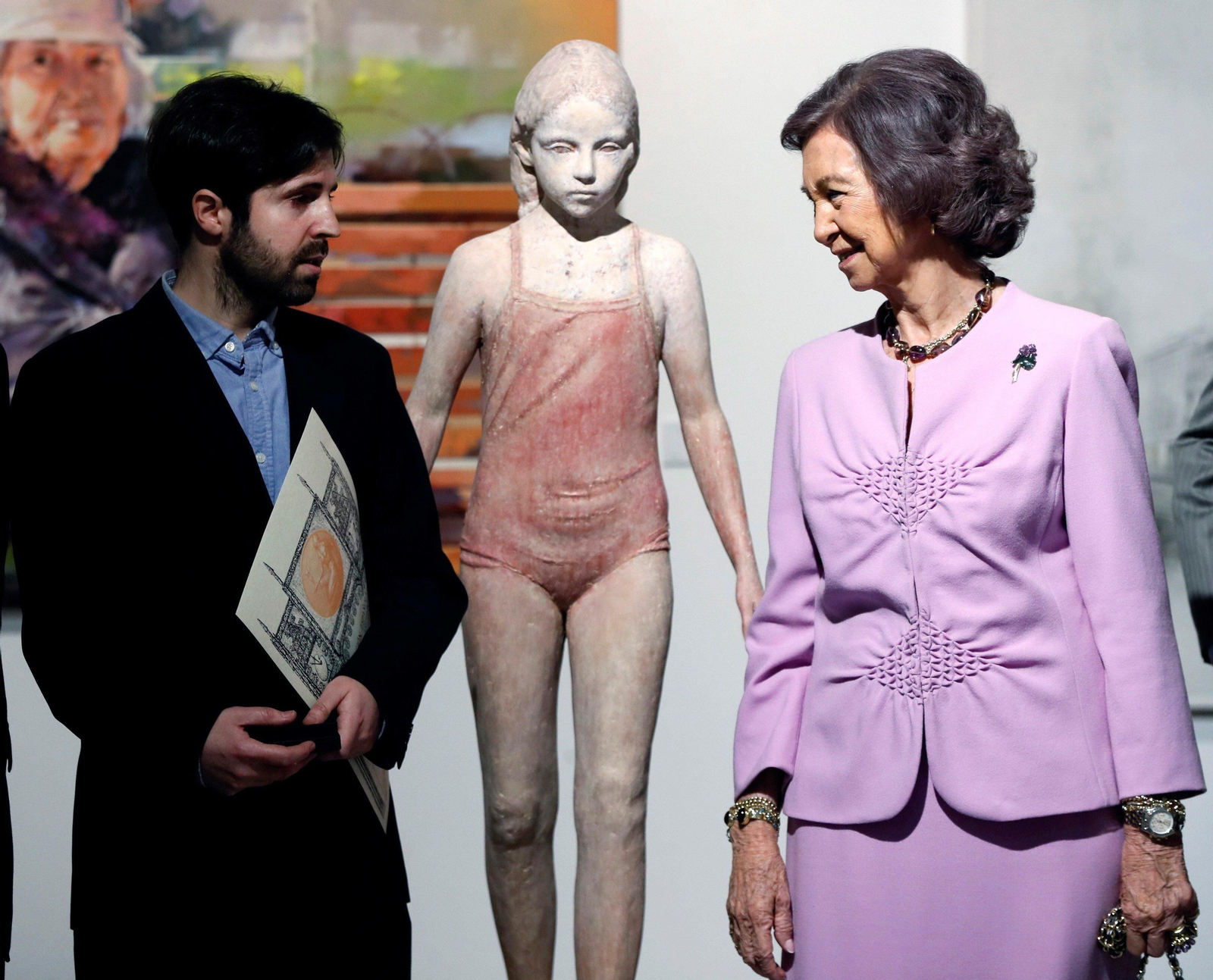 Pedro Quesada y la reina Sofía junto a la obra premiada.