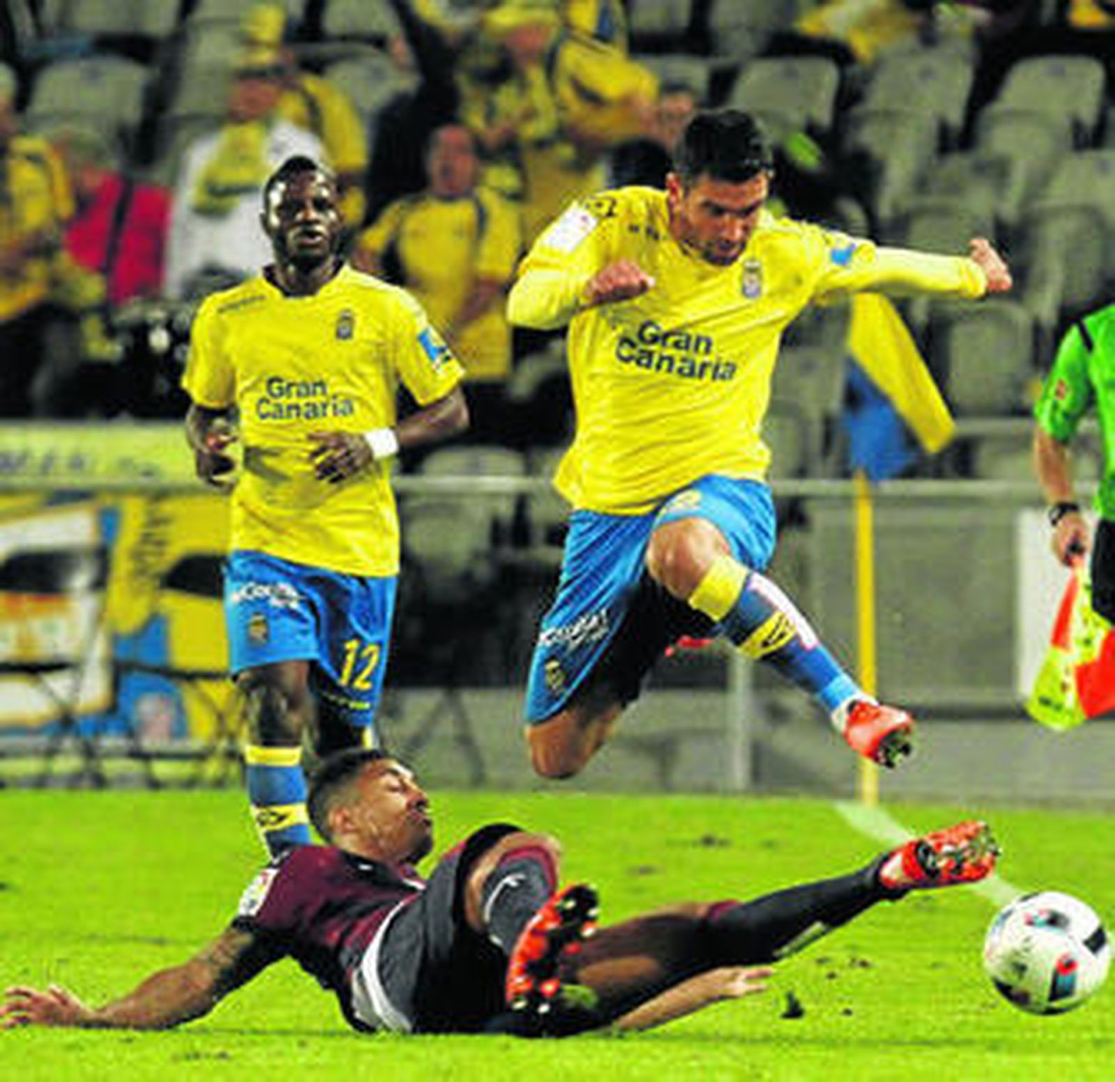 Eddy Silvestre trata de cortar un avance de Culio (Las Palmas).