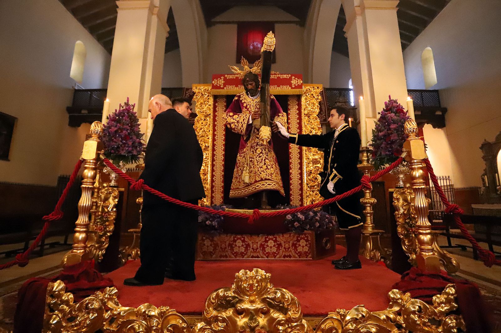 Imágenes de la bendición la la nueva túnica del Señor de Pasión y posterior besamanos