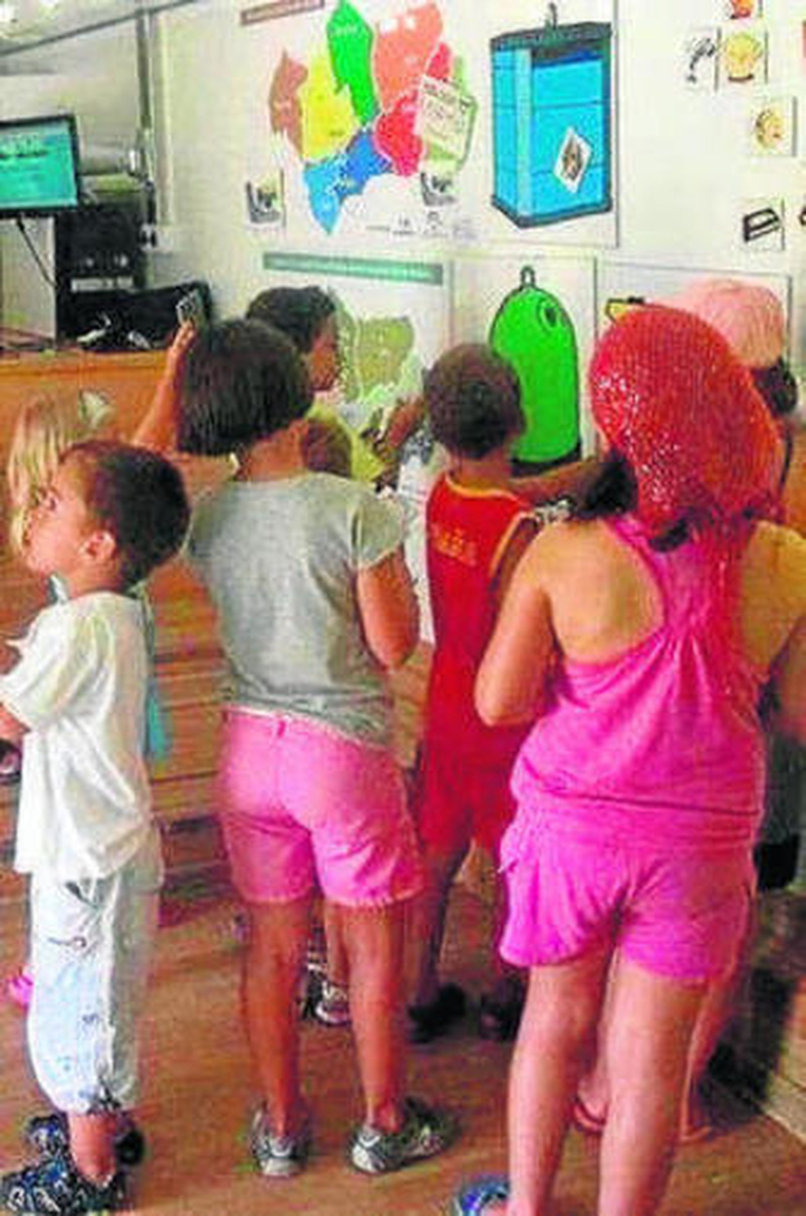 Los niños disfrutaron con el bus.