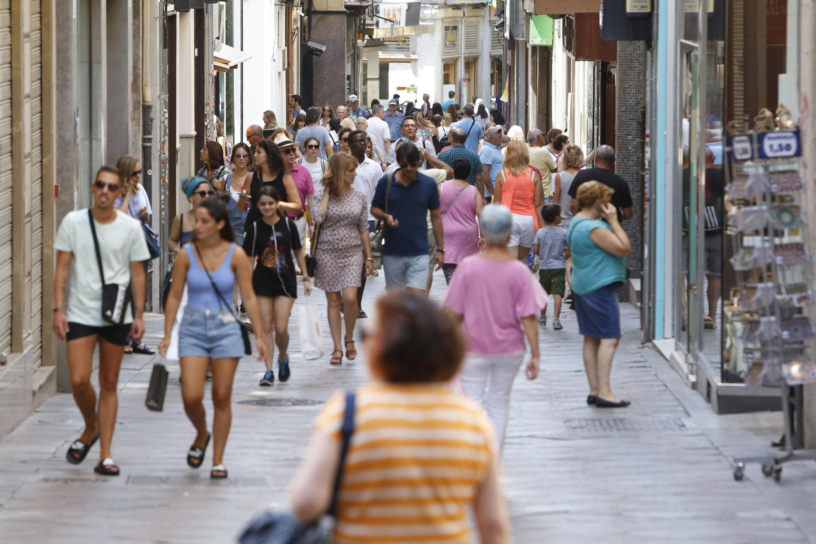 Gente en una calle céntrica de Granada