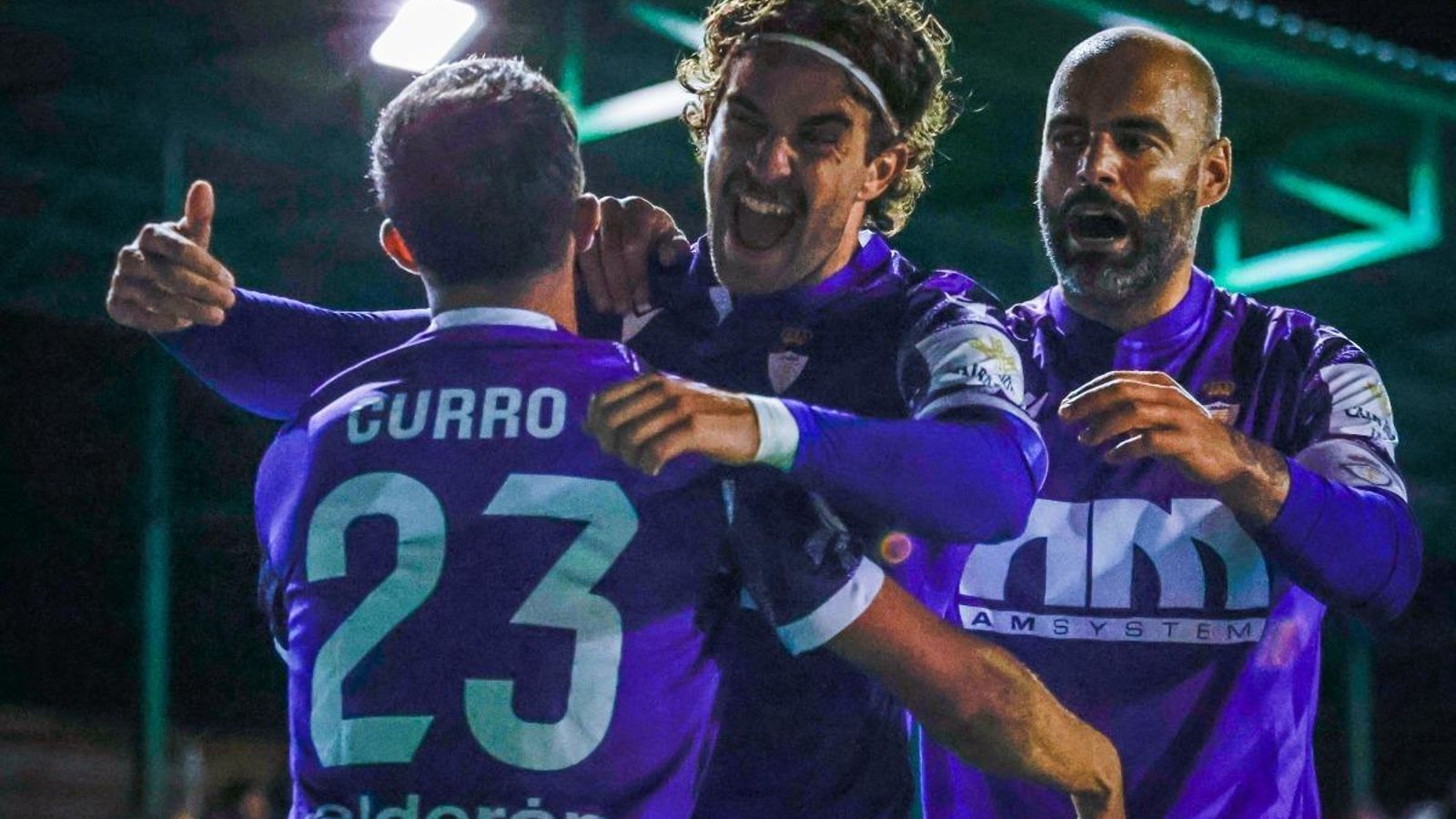Mauro Cabello celebra un gol junto a Espín y Curro.