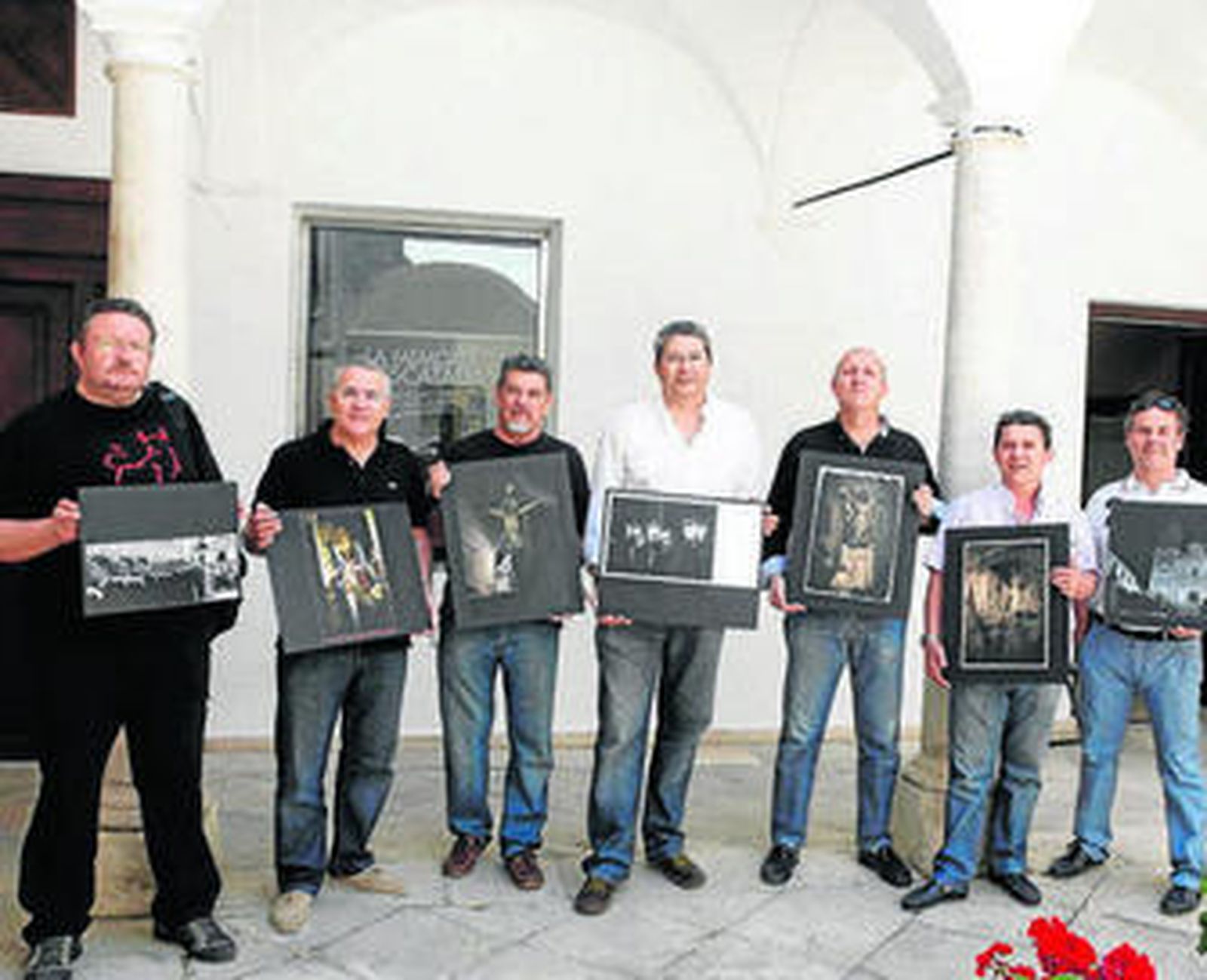 Los miembros del jurado con las obras premiadas.