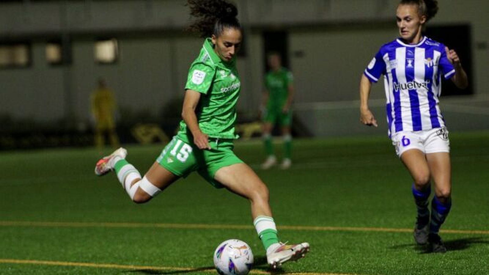 Gema Soliveres intenta un disparo a puerta ante Cienfu.