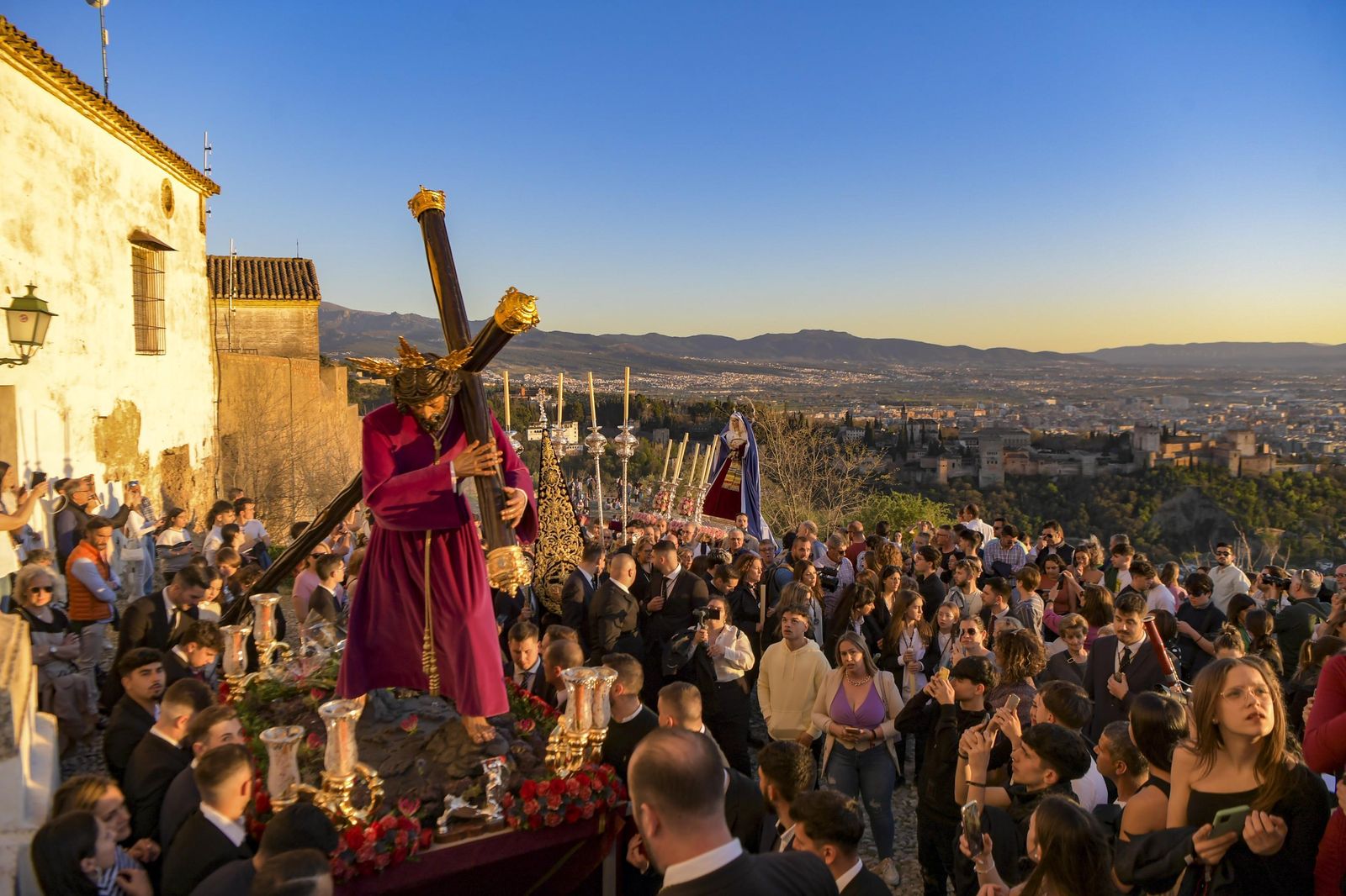 Galería: La Estrella sube en vía crucis al Cerro de San Miguel