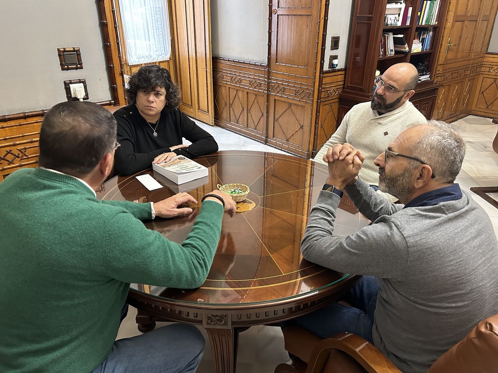 Carmen Álvarez se reúne con directivos del Club de Actividades Naúticas Eslora.