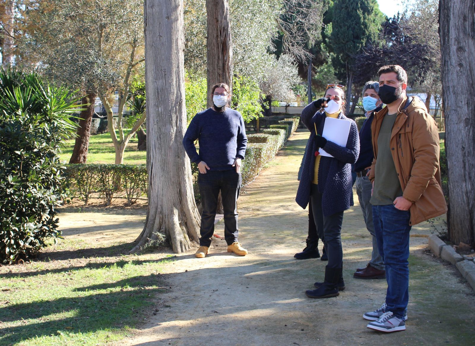 Los responsables municipales y de la iniciativa, durante una reciente visita al parque.